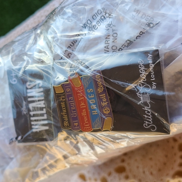 Disney Villains Books Crossbody Bag Stitch Shoppe by Loungefly - Picture 11 of 16